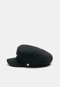 Cappello di lana nero con corona piatta, ampia visiera e dettaglio in oro laterale, caratterizzato da una texture morbida e una forma strutturata.