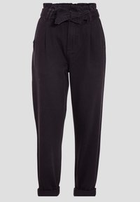 Höga svarta smalna byxor med uppvikta benslut och ett tygbälte knutet i en rosett vid midjan.