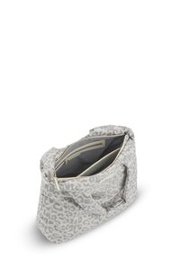 Sac fourre-tout gris clair avec un imprimé léopard subtil, fermeture éclair ouverte révélant un intérieur spacieux avec des poches zippées et des poches plaquées.