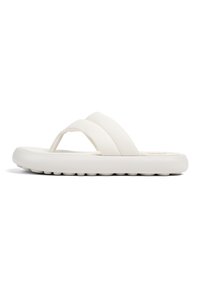 Vit flip-flop med två breda remmar, en platt sula med texturerad botten och ett slätt övre material för komfort och lättbärande.
