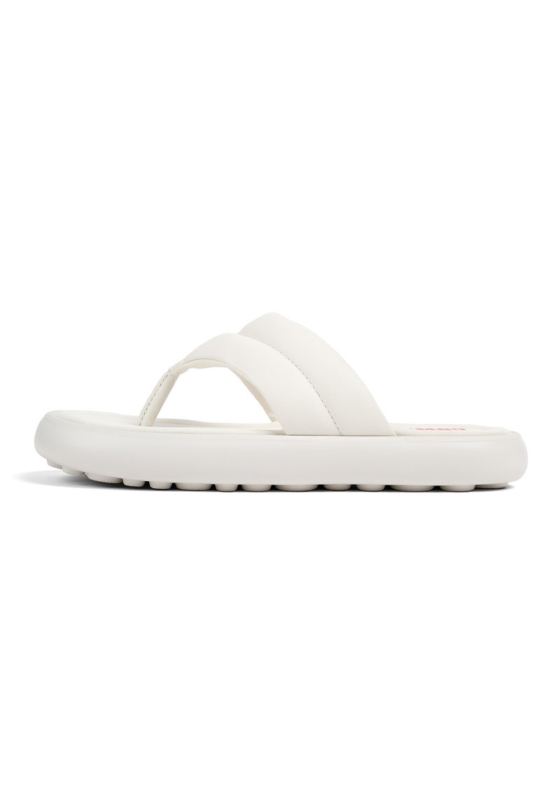 Vit flip-flop med två breda remmar, en platt sula med texturerad botten och ett slätt övre material för komfort och lättbärande.