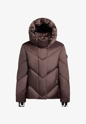 Brązowa ocieplana kurtka zimowa z wykończeniem w zygzak, wysokim kołnierzem i przymocowanym kapturem, pokazana z przodu z widocznymi czarnymi i białymi ściągaczami rękawów.