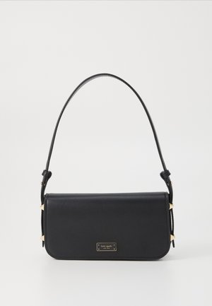 Geantă de mână din piele neagră, cu un design elegant, formă rectangulară și un singur mânere. Prezintă accesorii din metal de culoare aurie și un accent cu logo.