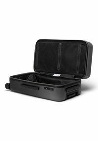 Schwarzer Hartschalenkoffer mit glatter Oberfläche, Innen-Netztaschen und einem Deckel, der sich vollständig öffnet. Verfügt über einen ausziehbaren Griff und Räder.