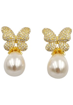 Goldfarbene Ohrringe mit einem mit Schmucksteinen verzierten Schmetterlingsdesign, klaren Strasssteinen und einem großen, glatten weißen Perlenanhänger.