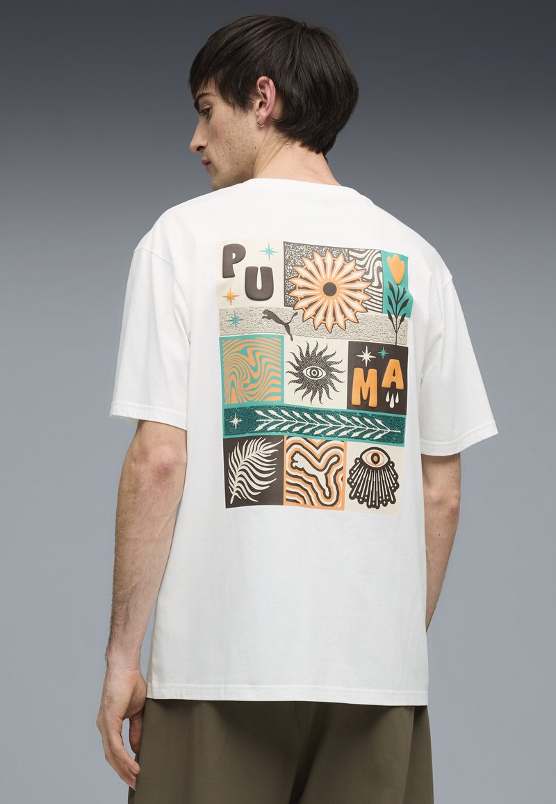 Puma SUNSET DRIVE RELAXED T-SHIRT - Triko s potiskem - white