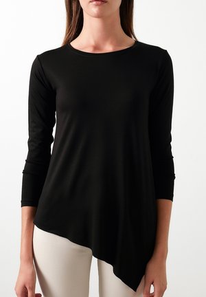 Zwarte top met lange mouwen, ronde halslijn en asymmetrische zoom, gemaakt van gladde stof met een getailleerde pasvorm.