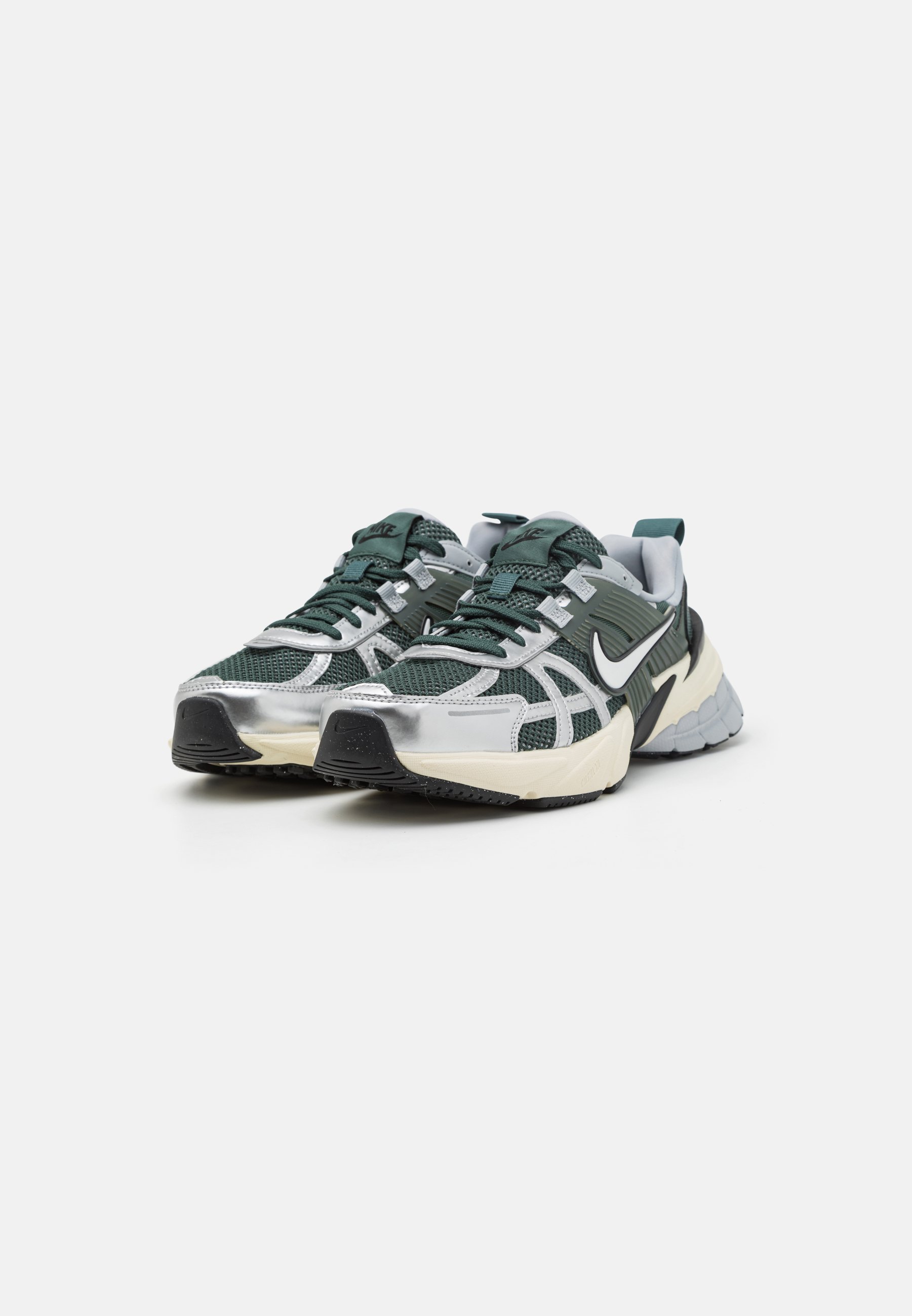 Nike Sportswear V2K RUN - Trainers - vintage green/mineral