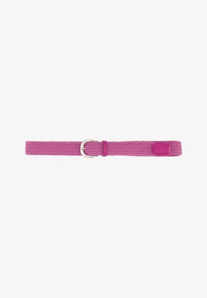 Ceinture en tissu tissé rose avec une petite boucle argentée et une pointe en cuir rose uni, posée à plat sur un fond blanc.