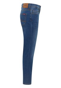 Kõhnad sinised denim teksad keskmise pesuga, millel on nahast plaastriga vöökohal ja kontrastsed õmblused tagakotil.