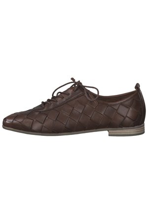 Chaussure plate en cuir tressé marron à lacets, avec bout pointu et petit talon empilé, vue de côté.