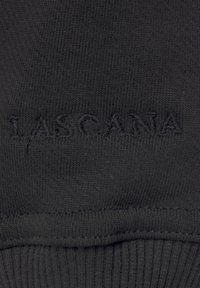 Čierna mikina vyrobená z látky s rebrovaným lemom a vyšitým logom "LASCANA" blízko spodnej časti. Hladká textúra s jemným leskom.