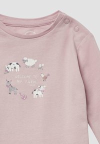 Lichtroze langemouwen shirt met een boerderijthema-print met dieren, bloemen en de tekst "WELKOM OP MIJN BOERDERIJ" in het midden.