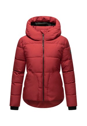 Rød pufferjakke med høj krave, lynlås fortil og sorte manchetter. Har en kviltet tekstur og en tætsiddende silhuet.
