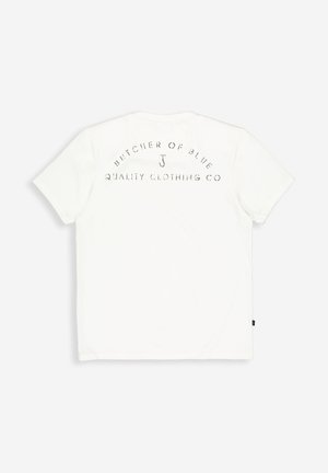 Weißes T-Shirt mit kurzen Ärmeln und schwarzem Text "Butcher of Blue" sowie "Quality Clothing Co", der in einem gebogenen Design auf der oberen Rückseite aufgedruckt ist.