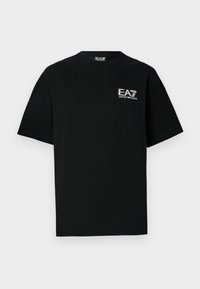 Fekete rövid ujjú póló fehér, torzított "EA7 Emporio Armani" logóval a bal mellrészen, kerek nyakkivágással és egyenes szegéllyel.