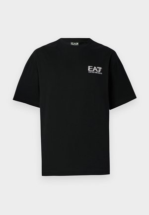 Melna īsām piedurknēm T-krekls ar baltu izkropļotu "EA7 Emporio Armani" logotipu uz kreisās krūtis, apaļu kaklu un taisnu apakšu.