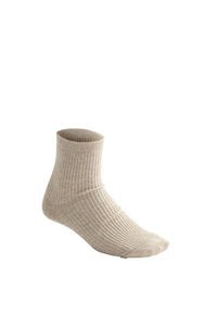 Chaussette de cheville côtelée beige en tissu doux, présentée debout avec un bout arrondi et un poignet élastique.