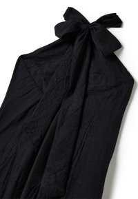 Abito nero con scollo all'americana e grande dettaglio a fiocco. Realizzato in tessuto testurizzato con un aspetto stropicciato. Design fluido e silhouette aperta.