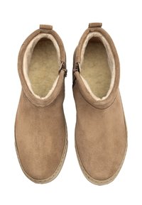 Ein Paar beige Wildleder-Winterstiefel mit Fleece-Futter und seitlichen Reißverschlüssen, von oben auf einem weißen Hintergrund betrachtet.