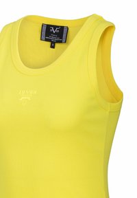 Geel geribbeld tanktop met een ronde halslijn en brede schouderbanden. Heeft een subtiele reliëflogo aan de voorkant in het midden. Maatlabel zichtbaar.
