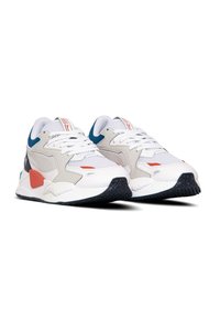 Pár bílých, šedých a modrých sportovních tenisek s oranžovými detaily, bílými tkaničkami a černými texturovanými podrážkami na bílém pozadí.