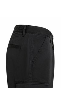 Pantaloni cargo neri con tessuto testurizzato, multiple tasche, taglio dritto e vita di media altezza. I dettagli includono passanti per la cintura e cuciture sottili.