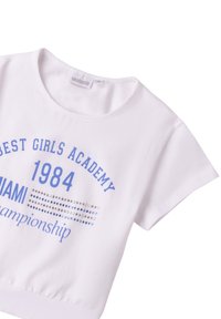 Camiseta corta de manga corta blanca con texto impreso en azul y acentos de strass, que presenta "Academia de Mejoras Chicas 1984 Campeonato de Miami."