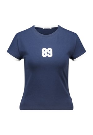 Marineblauwe t-shirt met korte mouwen met witte rand, met op de voorkant het nummer "89" in vet witte letters. Gladde katoenen stof.
