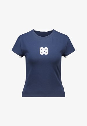T-shirt bleu marine avec des manches courtes à bord blanc, arborant le numéro "89" en police blanche en gras sur le devant. Tissu en coton lisse.