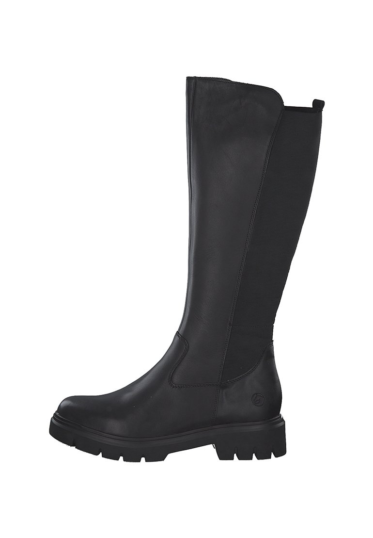 Botas negras hasta la rodilla, hechas de cuero suave, con paneles laterales elásticos, una suela de goma gruesa y un mínimo de detalles metálicos.