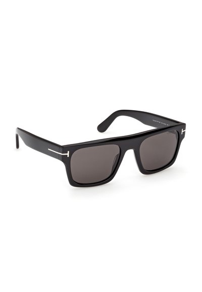 Gafas de sol con montura rectangular negra, lentes oscuras y un detalle delgado en forma de T blanca en las patillas, mostradas sobre un fondo blanco.