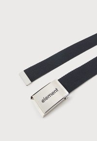 Μαύρη υφαντή υφασμάτινη ζώνη με ασημένια μεταλλική πόρπη χαραγμένη με τη λέξη "element" σε λευκό φόντο.