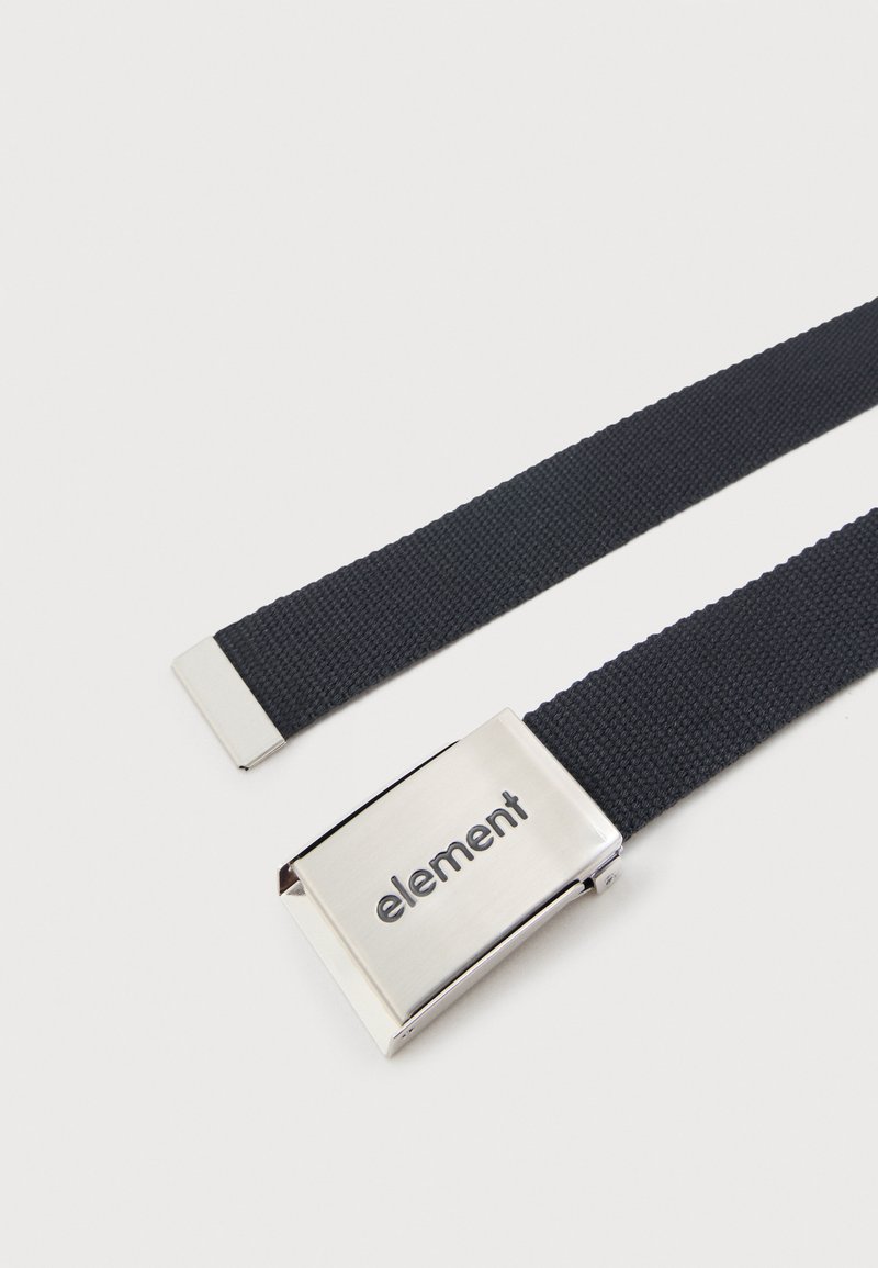Ceinture en tissu noir tissé avec boucle en métal argenté gravée du mot "element" sur fond blanc.