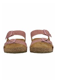 Para różowych zamszowych sandałów z dwoma regulowanymi paskami i korkowymi wkładkami, widoczna z przodu na białym tle.