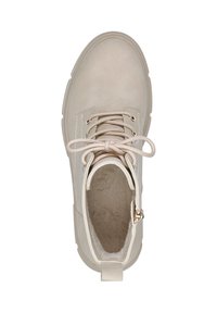 Botín beige hasta el tobillo con parte superior de tela suave, puntera redonda, cordones en la parte delantera y cremallera lateral. Tiene una suela plana y un interior acolchado suave.