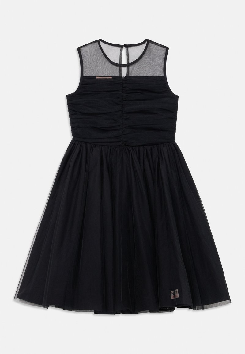 Čierne šaty s priliehavým, nariaseným korzetom a tylovou sukňou. Bez rukávov, s priesvitným výstrihom a zipsom na chrbte v tvare kľúčovej diery.