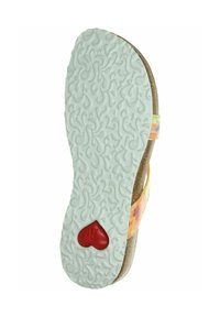 Schuhe mit einer flexiblen weißen Gummisohle, die ein strukturiertes Design und ein rotes Herzdetail aufweist. Die Riemen haben eine mehrfarbige, gemusterte Oberfläche.