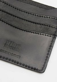 Portafoglio in vera pelle nera con protezione RFID. Superficie testurizzata, cuciture a vista e dettagli del marchio impressi.
