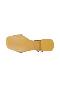 Sandal marrone con una parte superiore in pelle liscia e strutturata e suola in gomma gialla. Presenta un tacco piatto con dettagli scanalati per una migliore aderenza.