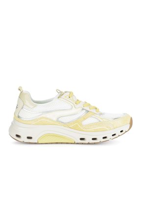Witte en lichtgele sportschoen met een bovenwerk van mesh, een gewatteerde kraag en een dikke, gevoerde zool met ventilatiegaatjes.
