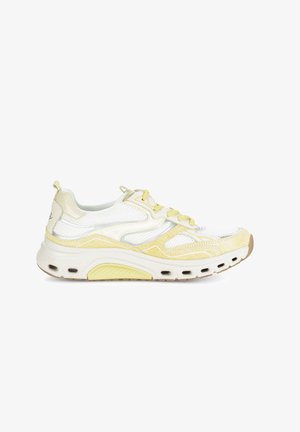 Baskets de sport blanches et jaune pâle avec tige en mesh, col rembourré et semelle épaisse et coussinée avec des trous de ventilation.