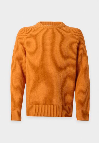 Pull en laine orange à col rond, manches longues, poignets et ourlet côtelés, sur un fond uni clair.