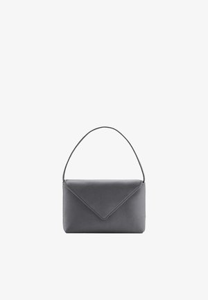 Pequeño bolso rectangular gris con asa superior y cierre de solapa frontal en un diseño minimalista.