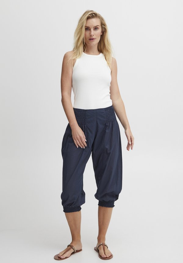 JILL WIDE CAPRI - Shorts - dark sapphire4