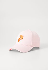 Roze pet van stof met een gebogen klep, voorzien van een oranje geborduurd geometrisch logo aan de voorkant. Soepele textuur, verstelbare strap aan de achterkant.