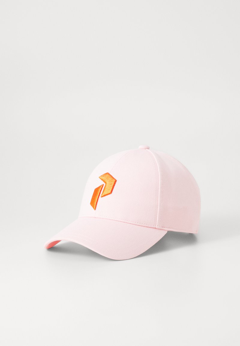 Roze pet van stof met een gebogen klep, voorzien van een oranje geborduurd geometrisch logo aan de voorkant. Soepele textuur, verstelbare strap aan de achterkant.