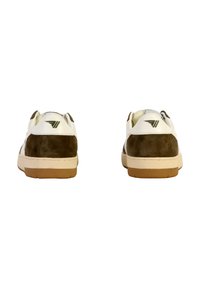 Scarpe sostenibili con tomaia in pelle bianca, dettagli in suede marrone e suola in gomma. Presentano un design minimalista e un logo sul tallone.