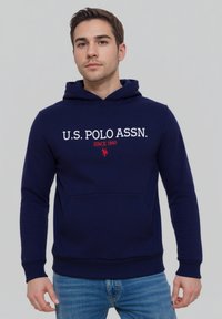 Marineblaues Kapuzensweatshirt aus Baumwollmischung, mit weißem Text "U.S. POLO ASSN. SINCE 1890" und rotem Pferdelogo. Vordertasche im Kängurustil.
