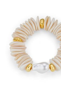 Perlenarmband mit hellen, scheibenförmigen Perlen, goldenen Akzenten und einer zentralen perlmuttartigen Perle, die ein glattes, abgerundetes Design schafft.